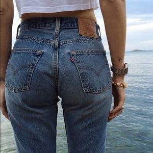 Levi’s Distressed High Rise Mom Jeans Sz 25